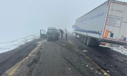 Hafif ticari araç ile TIR’ın çarpıştığı kaza kamerada: 2 yaralı
