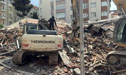 Avcılar'da kontrollü yıkım sırasında bina çöktü; operatör kıl payı kurtuldu