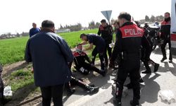 Babasından izinsiz aldığı otomobille polislere çarptı: 2 yaralı