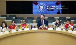 Bakan Bayraktar, çocuklarla bir araya geldi