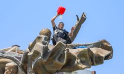 Çıktığı anıtta üzerine benzin döküp dans etti