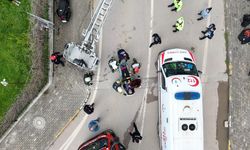 Dereye uçan kamyonetin sürücüsü yaralandı; kaza kamerada