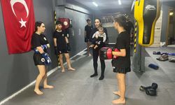 Dünya şampiyonu kick boks antrenörü, ders verdiği salonda çocuklarını büyütüyor