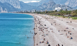 Nisan ayında Konyaaltı Sahili'nde yoğunluk