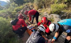 Fethiye’de dağlık ve ormanlık alanda ayağı kırılan kadın, 4 saatlik çalışmayla kurtarıldı