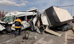 Freni boşalan kamyon, kırmızı ışıkta duran otomobil ve minibüse çarptı: 5 yaralı