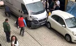 Freni boşaldığı öne sürülen minibüsün çarptığı 1’i çocuk, 2 kişi yaralandı