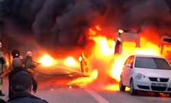 Park halindeki servis minibüsü alev alev yandı