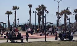 Hatay’da güneş yüzünü gösterdi, sahiller doldu