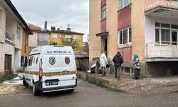 Boşanma aşamasındaki eşini bıçaklayıp, üzerine kapıyı kilitleyerek kaçtı