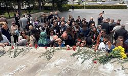 Okul saldırısında ölen öğretmen ve öğrenciler için Nevşehir’de karanfil bırakıldı