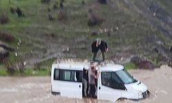 Kalp krizi geçiren kadın, selin kapattığı yolda mahsur kaldığı araçta öldü