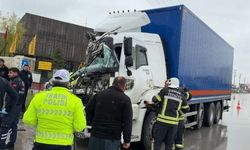 Kamyonda sıkışan şoförü, itfaiye ekipleri kurtardı