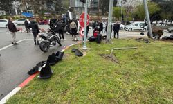 Kamyonetin sinyalizasyon direğine çarptığı kaza araç kamerasında; 4 yaralı