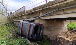Kazada savrulan hafif ticari araç, dere yatağına uçtu: 4 yaralı