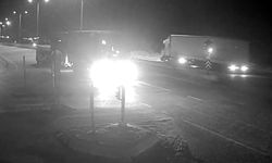 Kırmızı ışıkta bekleyen TIR'a çarpan minibüsün sürücüsü öldü