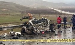 Otomobil ile TIR çarpıştı: 3 ölü, 1 yaralı