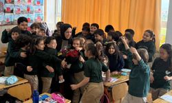 Öğrencilerin 'sevgi' mesajları, öğretmenlerini duygulandırdı