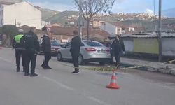 Otomobille giderken silahlı saldırıya uğradı, yaralı halde kaçıp polise sığındı