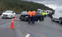 Otoyolda 10 araç zincirleme kazaya karıştı; 6 yaralı