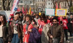 Özel İtalyan Lisesi öğretmenleri İstanbul İl Milli Eğitim Müdürlüğü'nün önünde eylem düzenledi