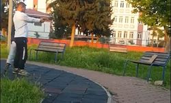 Parkta oyuncak silahla atış talimi kamerada