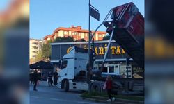 Caddede yük boşaltan hafriyat kamyonunun dorsesi trafik ışıklarına çarptı