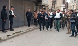 Polisleri görünce 5 kişiyi rehin alan cezaevi firarisi, ikna edilip gözaltına alındı