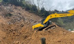 Rize’de heyelan; iş makinesi operatörü saniyelerle kurtuldu