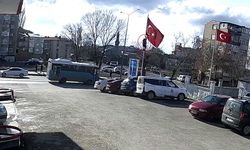 Rüzgarda dolanan bayrağı düzeltmek için 15 metrelik direğe tırmandı