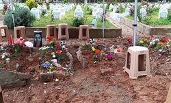 Saldırıda ölen çocukların mezarlarına duygusal notlar bırakıldı