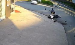 Sanayi sitesinde motosiklet ile otomobilin çarpıştığı kaza kamerada