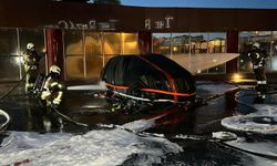 34 katlı plazanın otoparkındaki elektrikli cip alev alev yandı