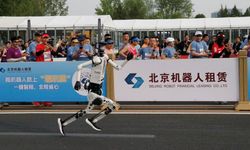 Çin'de insansı robotlar yarı maraton dünya rekorunu kırdı