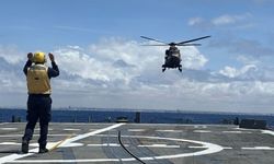 Türk helikopterlerinden Somali açıklarında gemi iniş-kalkış eğitimi