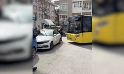 Yola park edilen otomobil İETT otobüslerinin geçişini engelledi