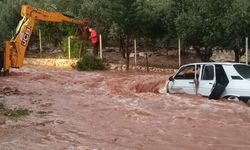 Adana'nın Kozan ilçesinde sağanak ve dolu etkili oldu