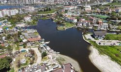 Küçükçekmece'deki Menekşe Deresi'nin rengi değişti