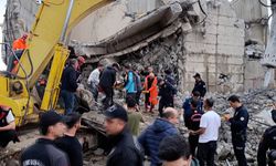 Yıkım sırasında enkazın altında kalan iş makinesinin operatörü yaralandı