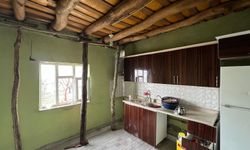 Yüksekova’da yıldırım düşen evin duvarı boydan boya yarıldı