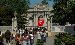 19 Mayıs'ta Dolmabahçe Sarayı'na gelen ziyaretçiler tarihi atmosferi yerinde gördü