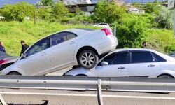 Çorum'da zincirleme kazada araç diğer aracın üzerine çıktı