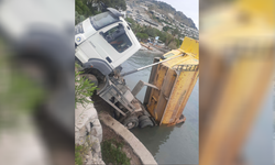 Bodrum’da hafriyat kamyonu deniz kıyısında askıda kaldı: 2 yaralı