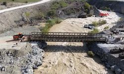 TSK'nın Hakkari'de heyelan bölgesine kurduğu panel köprüden ilk araç geçişleri yapıldı