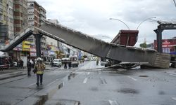 Ankara'da damperi açık şekilde ilerleyen tırın çarptığı üst geçit yıkıldı