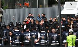 Emniyet ekipleri, CHP Genel Merkezi'ne girdi