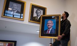 Kılıçdaroğlu ve Özel'in fotoğrafları CHP Genel Merkezi'ne yeniden asıldı
