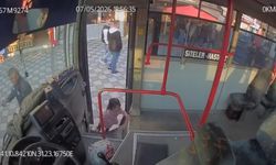 Ailesini bulamayıp emekleyerek halk otobüsüne binen 2 yaşındaki çocuk kamerada