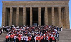 Balıkesir Büyükşehir Belediye Başkanı Akın 1071 gençle Anıtkabir’i ziyaret etti