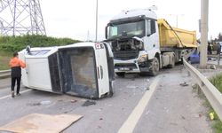 Devrilen araçta mahsur kalan kişiyi kazaya karışan kamyonun şoförü kurtardı